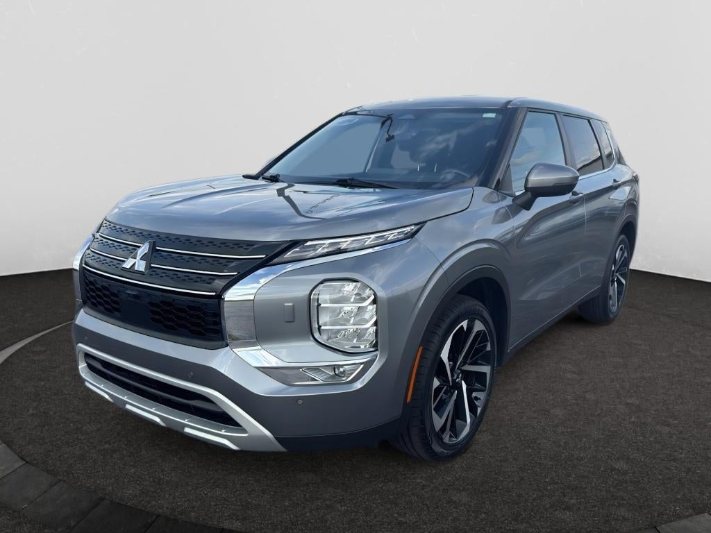 2024 Mitsubishi Outlander Base in Black — front three-quarter view