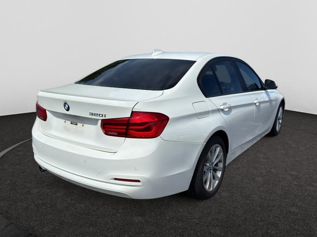 2017 BMW 320i — detail view